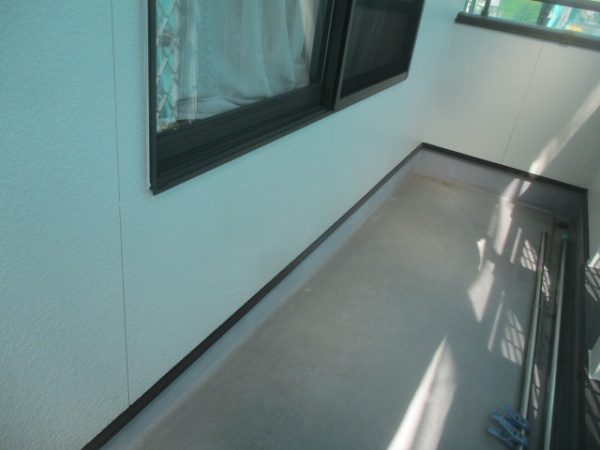 土台水切りの中塗り終了です