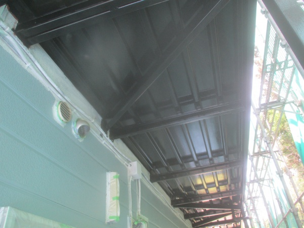 階段裏板金部の上塗り終了です