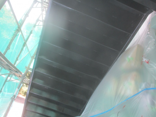 階段裏板金部の上塗り終了です