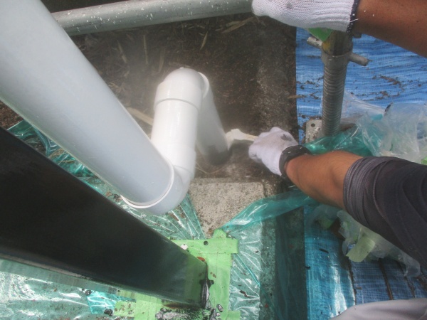 雨樋の上塗り中です