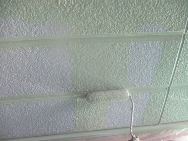 １階外壁上塗り中です