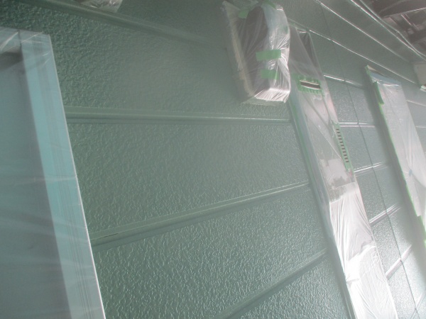 １階外壁上塗りが終了しました。