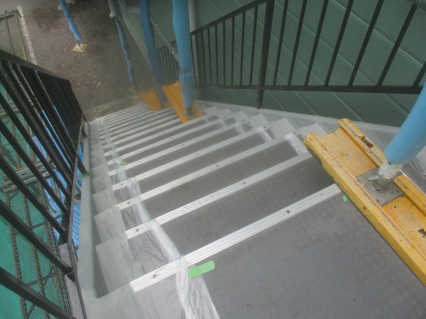 防水塗装のトップコート１回目終了です