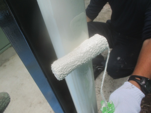 竪樋の上塗り中です