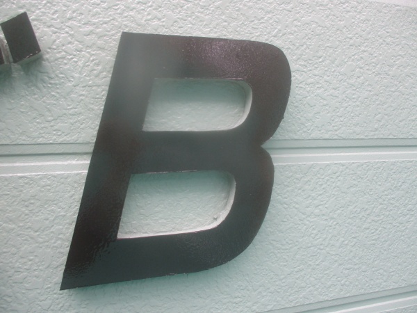 アパート文字面の２回目塗装をしました