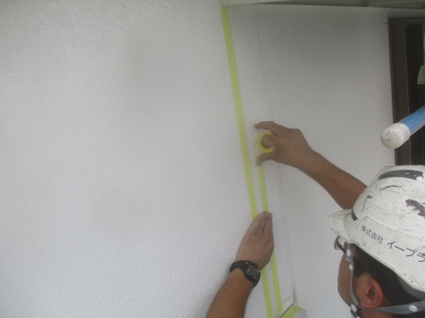 外壁目地増し打ちの養生中です