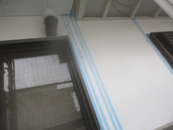 外壁目地増し打ちの養生が終了しました