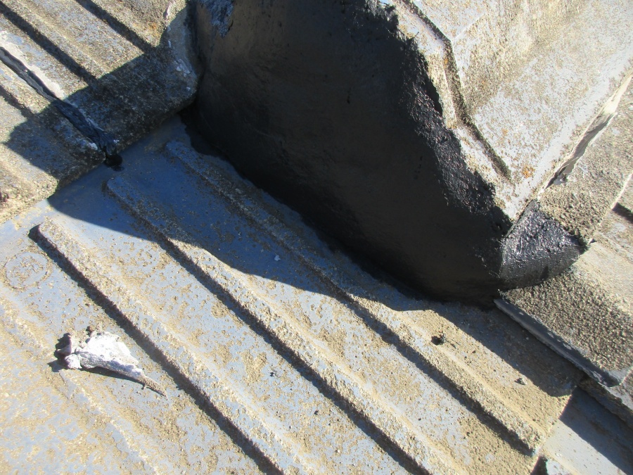 棟尻に漆喰をつめました。