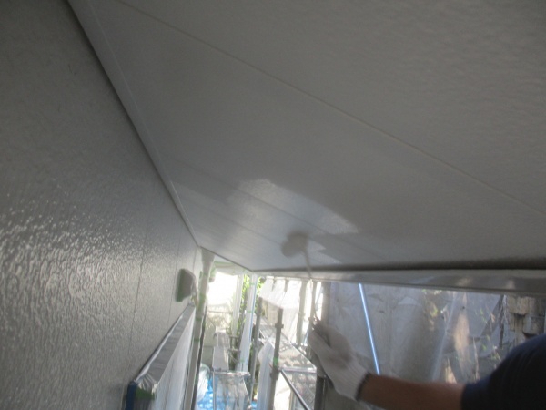 軒天上塗りローラー塗装中です