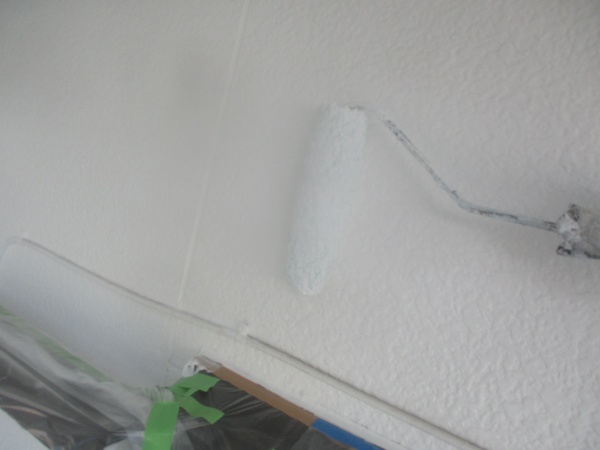 １階外壁面の下塗り中です