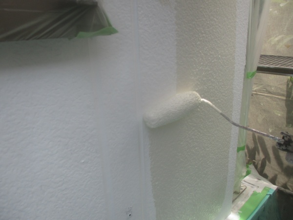 外壁中塗り中です