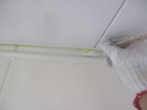 軒天取り合いの刷毛塗装中です