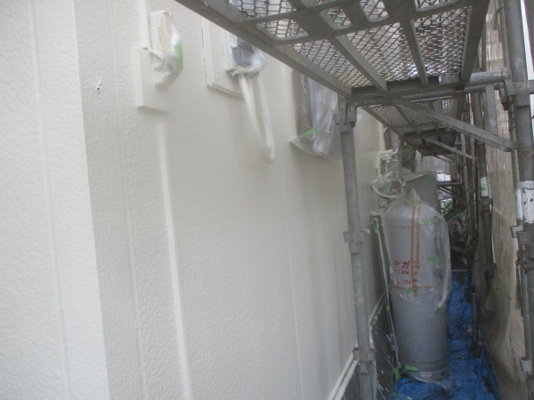 １階外壁の上塗り終了です