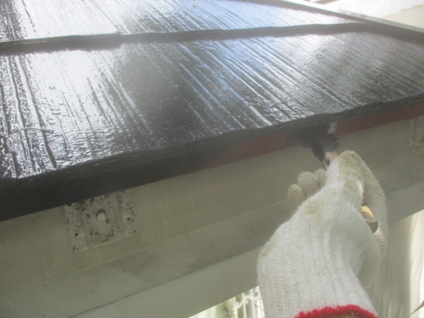 軒先水切りの中塗り中です