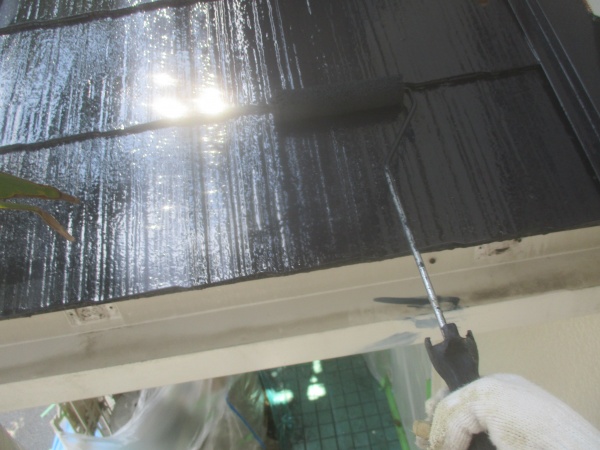 玄関屋根の上塗り中です