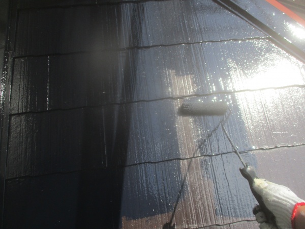 下屋根の中塗り中です