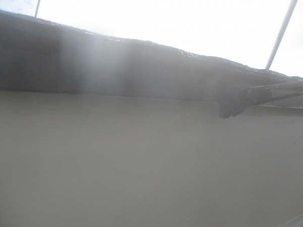 軒先水切りの上塗り中です