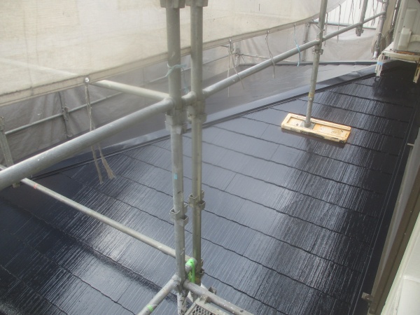 下屋根の中塗りが終了しました