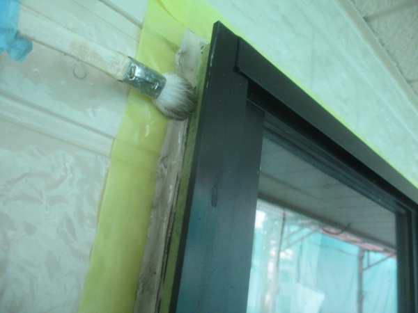 プライマーを塗布中です