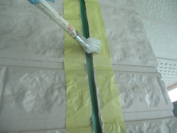 プライマーを塗布中です