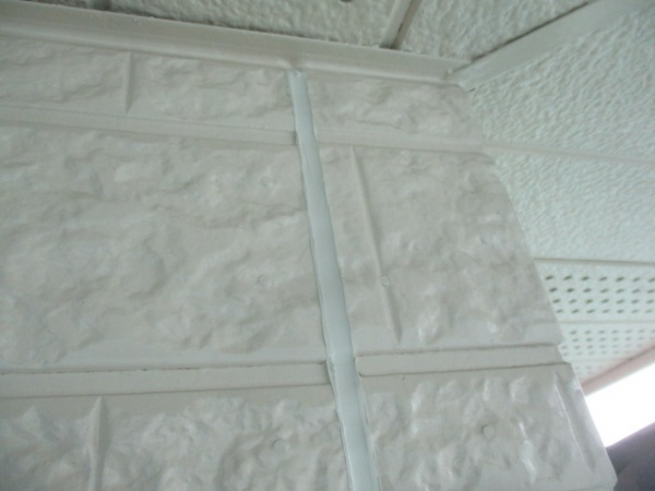 養生剥がし終了後のシーリング目地の状態です