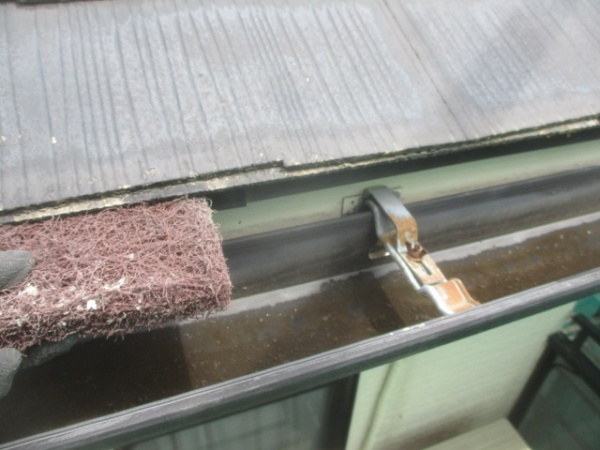 スレート屋根材の軒先ケレン中です