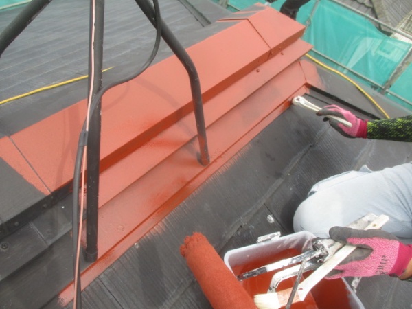 屋根板金部の錆止め塗装中です