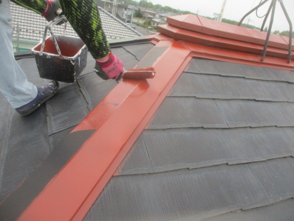 屋根板金部の錆止め塗装中です
