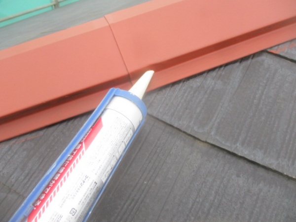 板金固定釘のシーリング中です