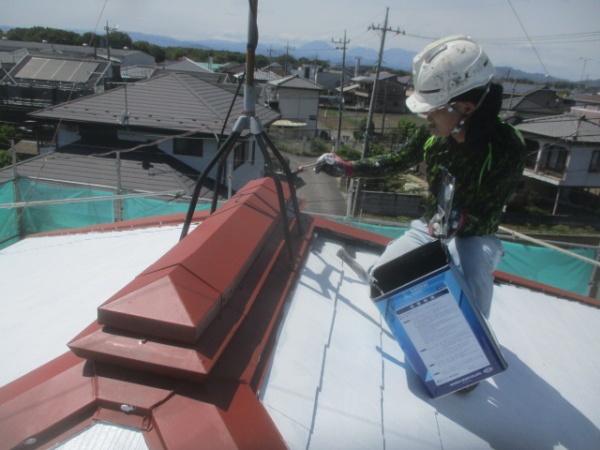 屋根中塗り刷毛塗装中です