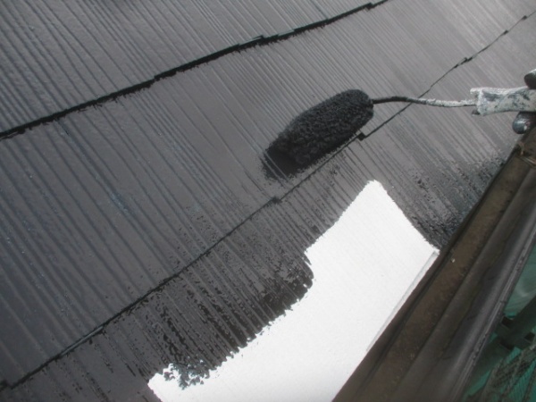 屋根中塗りローラー塗装中です