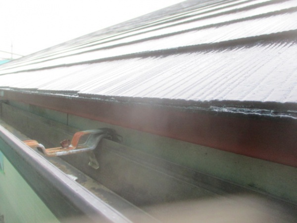 屋根中塗りの軒先の仕上がりです