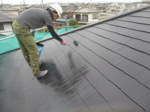 スレート屋根の上塗り中です