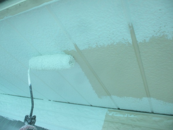 軒天１回目ローラー塗装中です