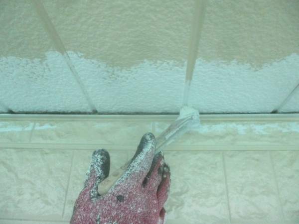 軒天１回目刷毛塗装中です