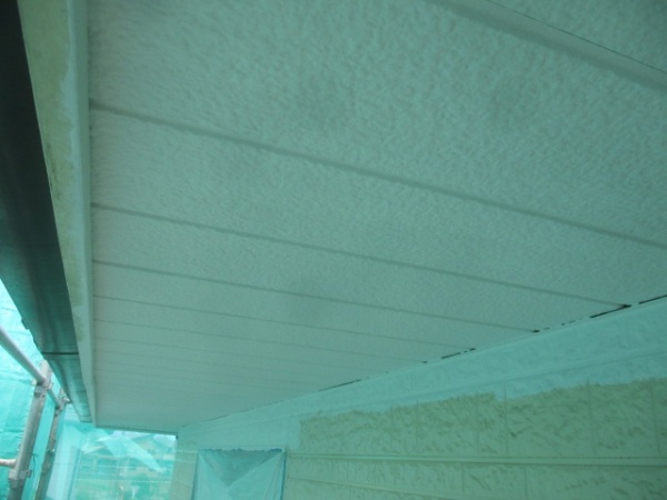 軒天塗装の１回目が終了しました