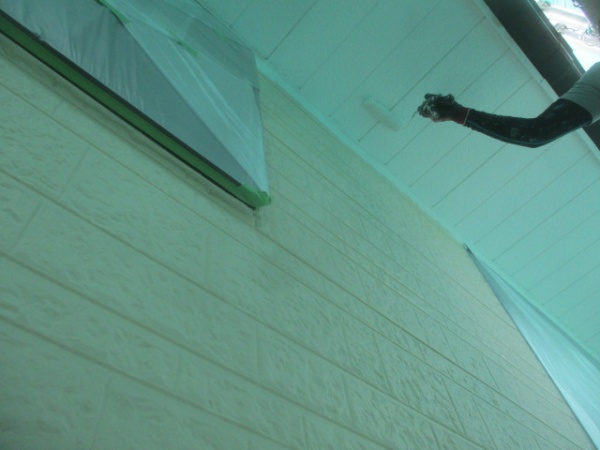 軒天の２回目塗装中です