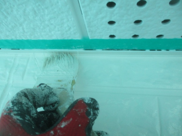 軒天と外壁の取り合いを刷毛塗装中です