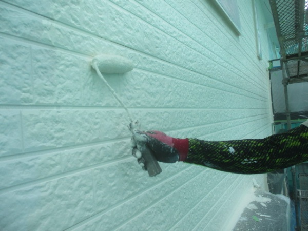 １階の外壁中塗り塗装中です