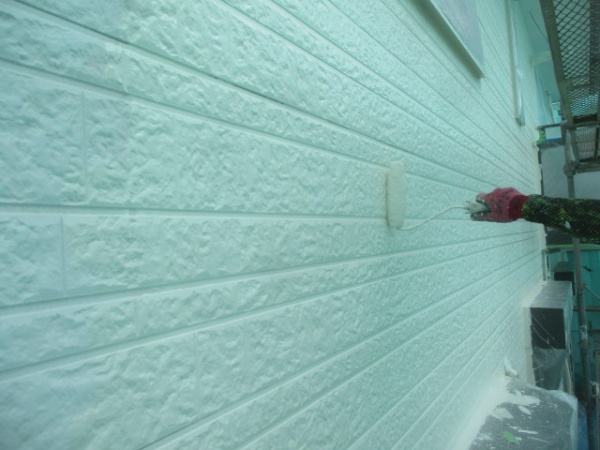 １階の外壁中塗り塗装中です