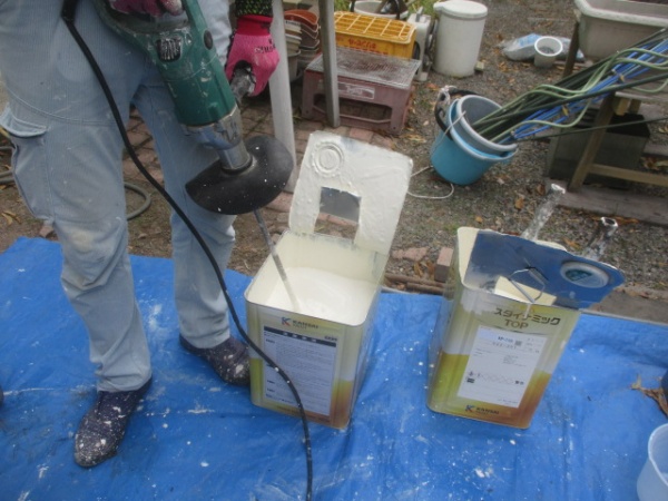 塗料の撹拌中です