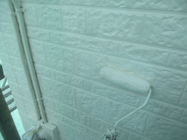 外壁の上塗り中です