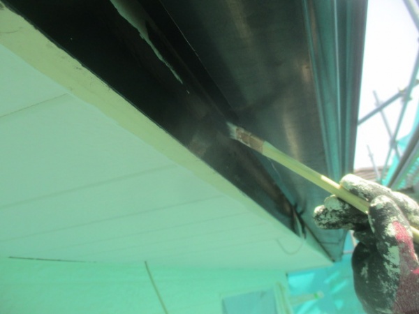 雨樋の１回目刷毛塗装中です