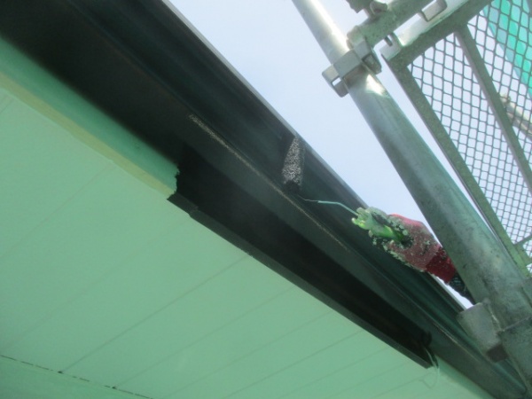 雨樋の１回目ローラー塗装中です