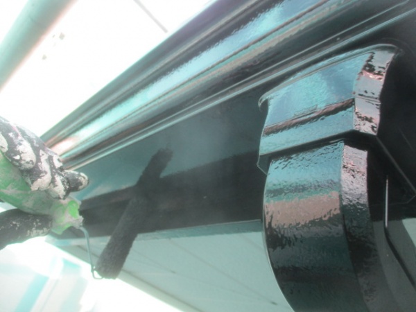 雨樋の２回目塗装中です