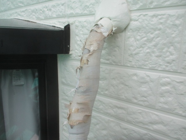 補修前のエアコンホースの状態です