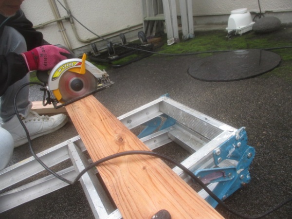 土台の補修中です