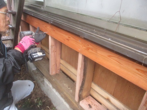 高さ調整の貫き板を取り付けました