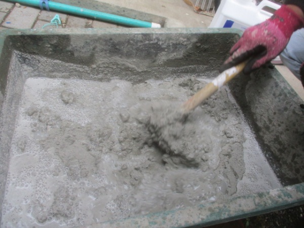 モルタルを打設中です