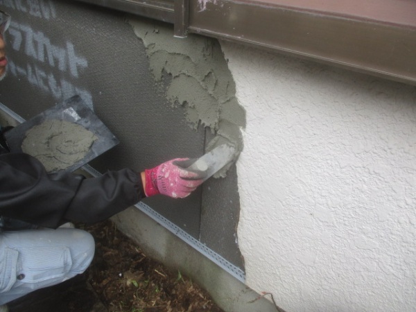 モルタルを打設中です